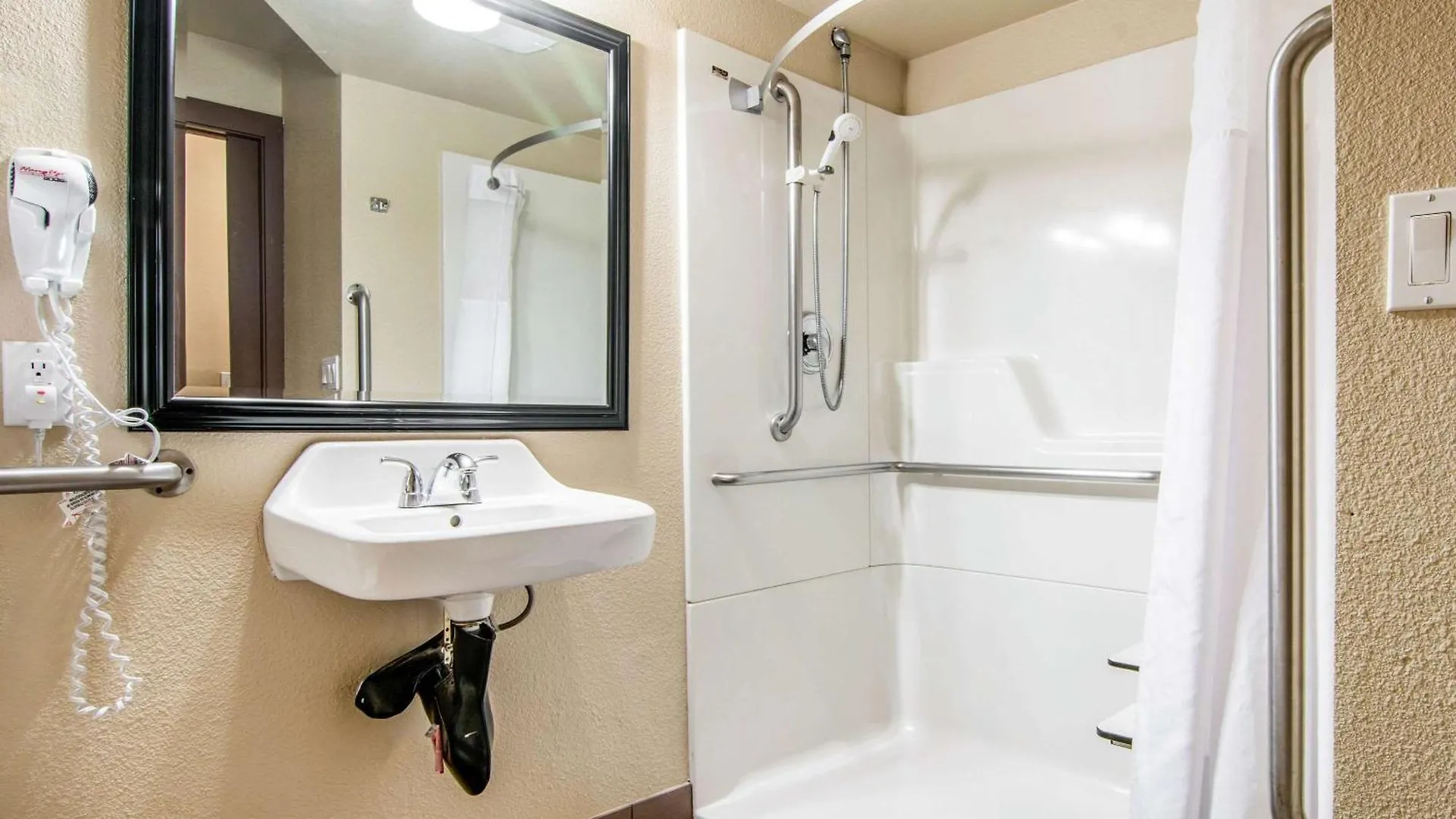 Comfort Inn & Suites Vancouver Downtown City Center Hotel